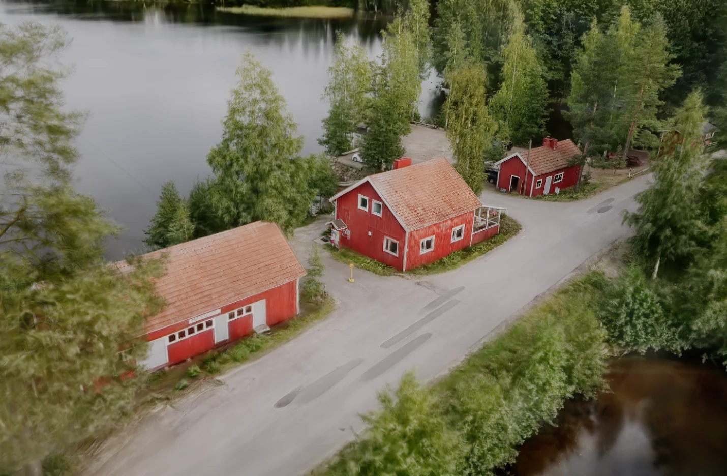 Miekankosken Kahvila and the surrounding log-floating buildings beside the water.